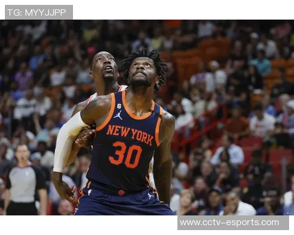 兰德尔上半场表现稳定11投6中贡献14分4篮板1助攻1抢断