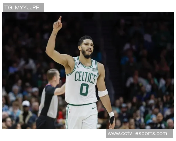 开拓者乐福赠送球衣给老乡塔图姆感谢他一直以来的支持与鼓励